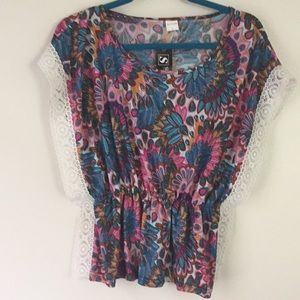 ✅NWT butterfly style top with lace edging.  Floral